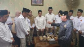 Ayahanda Sultan Kutai Kartanegara Ing Martadipura Adji Muhammad Arifin saat melakukan prosesi Tempong Tawar secara langsung kepada H. Alif Turadi bersama seluruh kader Partai Gerindra Kukar. (Foto: Ist)
