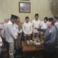 Ayahanda Sultan Kutai Kartanegara Ing Martadipura Adji Muhammad Arifin saat melakukan prosesi Tempong Tawar secara langsung kepada H. Alif Turadi bersama seluruh kader Partai Gerindra Kukar. (Foto: Ist)