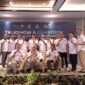 Penyerahan cinderamata kepada moderator dan narasumber. (Foto: Ist)