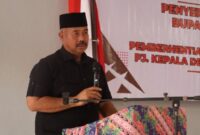 Bupati Kukar saat menyerahkan SK pergantian Kades Sebulu Ilir. (Foto: Ist)