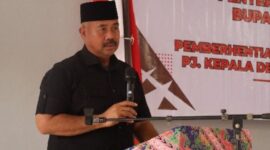 Bupati Kukar saat menyerahkan SK pergantian Kades Sebulu Ilir. (Foto: Ist)