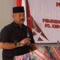 Bupati Kukar saat menyerahkan SK pergantian Kades Sebulu Ilir. (Foto: Ist)