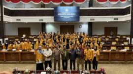 Foto bersama Anggota DPRD Kota Samarinda bersama Mahasiswa Prodi Pendidikan Ekonomi FKIP Unmul saat kunjungan belajar. (Foto: Ist)