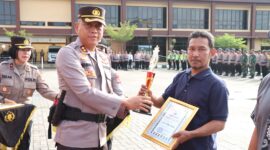 Waka Polresta Samarinda, AKBP Eko Budiarto, S.IK saat menyerahkan hadiah kepada para pemenang Satkamling tingkat Polresta Samarinda. (Foto: HarianBorneo.com/HO)