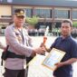 Waka Polresta Samarinda, AKBP Eko Budiarto, S.IK saat menyerahkan hadiah kepada para pemenang Satkamling tingkat Polresta Samarinda. (Foto: HarianBorneo.com/HO)