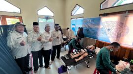 Ketua PP Polri Kukar Sri Widodo didampingi Ketua Yayasan Al Fattah Durian Maluhu saat menyaksikan kegiatan sunatan massal di Mushola Al Fattah. (Foto: Ist)