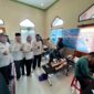 Ketua PP Polri Kukar Sri Widodo didampingi Ketua Yayasan Al Fattah Durian Maluhu saat menyaksikan kegiatan sunatan massal di Mushola Al Fattah. (Foto: Ist)