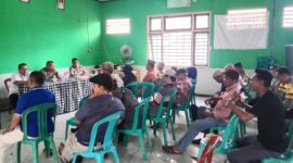 Kapolsek Sungai Kunjang, Kompol Made Anwara, SH, kembali mendengarkan aspirasi masyarakat melalui program ‘Jumat Curhat’ di balai pertemuan kelurahan Loa Buah. (Foto: Ist)