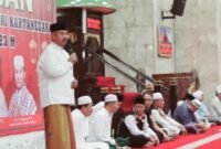 Bupati Kukar saat memberikan arahan kepada calon haji di masjid agung. (Foto: Ist)