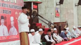 Bupati Kukar saat memberikan arahan kepada calon haji di masjid agung. (Foto: Ist)