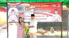 Kapolsek Sungai Kunjang, Kompol Made Anwara, SH saat menyerahkan daging qurban ke warga. (Foto: Ist)