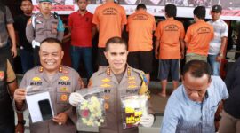 Kapolresta Samarinda Kombes Pol Ary Fadli bersama Kapolsek Sungai Kunjang AKBP Made Anwara saat menunjukkan barang bukti yang diamankan. (Foto: Ist)