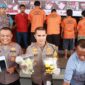 Kapolresta Samarinda Kombes Pol Ary Fadli bersama Kapolsek Sungai Kunjang AKBP Made Anwara saat menunjukkan barang bukti yang diamankan. (Foto: Ist)