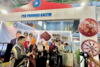 Jajaran TP-PKK saat mengunjungi stan pameran. (Foto: Ist)