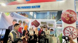 Jajaran TP-PKK saat mengunjungi stan pameran. (Foto: Ist)
