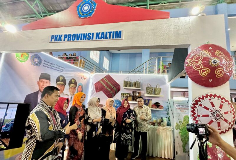 Jajaran TP-PKK saat mengunjungi stan pameran. (Foto: Ist)