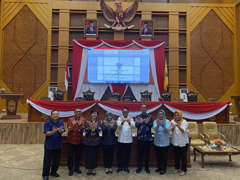 Foto Bersama Anggota Bapemperda DPRD Samarinda dengan Dinas Pemberdayaan Perempuan dan Perlindungan Anak (DP2PA) Kota Samarinda. (Foto: Ist)