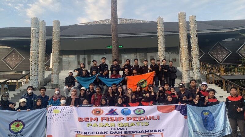Aliansi lemabaga kemahasiswaan dari Kampus UWGM dan UNMUL yang menggelar lapak pasar gratis. (Foto: Ist)