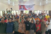 Wakil Bupati Kutai Kartanegara, Rendi Solihin saat penyerahan bantuan pupuk ke petani Samboja Barat. (Foto: Ist)