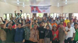 Wakil Bupati Kutai Kartanegara, Rendi Solihin saat penyerahan bantuan pupuk ke petani Samboja Barat. (Foto: Ist)