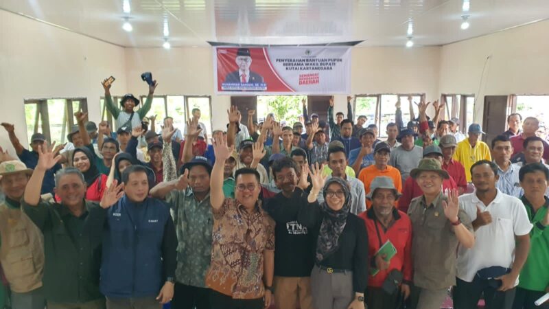 Wakil Bupati Kutai Kartanegara, Rendi Solihin saat penyerahan bantuan pupuk ke petani Samboja Barat. (Foto: Ist)