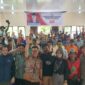 Wakil Bupati Kutai Kartanegara, Rendi Solihin saat penyerahan bantuan pupuk ke petani Samboja Barat. (Foto: Ist)
