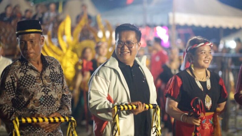 Wakil Bupati Kutai Kartanegara, Rendi Solihin dalam acara penutupan Erau Adat Benua Tuha di Desa Sabintulung. (Foto: Ist)