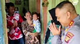 Kapolsek Sungai Kunjang, AKBP Made Anwara, S.H saat mengunjungi kediaman salah seorang warga. (Foto: Ist)