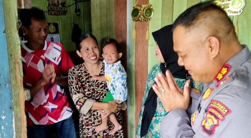 Kapolsek Sungai Kunjang, AKBP Made Anwara, S.H saat mengunjungi kediaman salah seorang warga. (Foto: Ist)