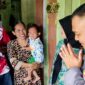 Kapolsek Sungai Kunjang, AKBP Made Anwara, S.H saat mengunjungi kediaman salah seorang warga. (Foto: Ist)