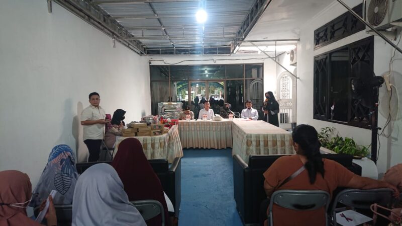 Wakil Ketua DPRD Kukar, Alif Turiadi bersama Anggota DPR RI Dapil Kaltim Budisatrio Djiwandono saat menghadiri pelatihan pembuatan kue balok. (Foto: Ist)