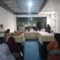 Wakil Ketua DPRD Kukar, Alif Turiadi bersama Anggota DPR RI Dapil Kaltim Budisatrio Djiwandono saat menghadiri pelatihan pembuatan kue balok. (Foto: Ist)