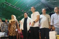 Vokalis Ada Band, Indra Sinaga mengenakan kaos putih polos saat bersama Wakil Bupati Kukar, Rendi Solihin. (Foto: Ist)