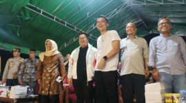 Vokalis Ada Band, Indra Sinaga mengenakan kaos putih polos saat bersama Wakil Bupati Kukar, Rendi Solihin. (Foto: Ist)