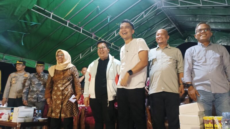 Vokalis Ada Band, Indra Sinaga mengenakan kaos putih polos saat bersama Wakil Bupati Kukar, Rendi Solihin. (Foto: Ist)