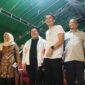 Vokalis Ada Band, Indra Sinaga mengenakan kaos putih polos saat bersama Wakil Bupati Kukar, Rendi Solihin. (Foto: Ist)