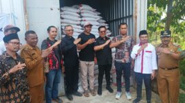 Wakil Bupati Kukar, Rendi Solihin saat menyalurkan bantuan pupuk organik kepada para petani di Kecamatan Tenggarong Seberang, Kabupaten Kukar. (Foto: Ist)