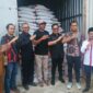 Wakil Bupati Kukar, Rendi Solihin saat menyalurkan bantuan pupuk organik kepada para petani di Kecamatan Tenggarong Seberang, Kabupaten Kukar. (Foto: Ist)