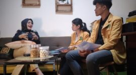 Anggota Komisi II Dewan Perwakilan Rakyat Daerah Lailah Fatihah saat podcast bersama mahasiswa Unmul. (Foto: Ist)