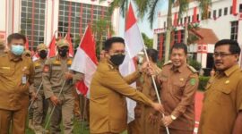 Wakil Bupati Kukar, Rendi Solihin saat melakukan penyerahan bendera secara simbilis dalam rangka Gerakan 10 Juta Bendera Merah Putih. (Foto: Ist)