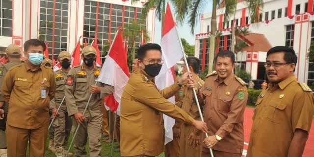 Wakil Bupati Kukar, Rendi Solihin saat melakukan penyerahan bendera secara simbilis dalam rangka Gerakan 10 Juta Bendera Merah Putih. (Foto: Ist)