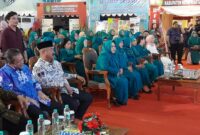Bupati Kukar, Edi Damansyah mengenakan batik dan peci hitam bersanding dengan Wakil Gubernur Kaltim, Hadi Mulyadi. (Foto: Ist)