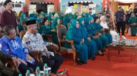 Bupati Kukar, Edi Damansyah mengenakan batik dan peci hitam bersanding dengan Wakil Gubernur Kaltim, Hadi Mulyadi. (Foto: Ist)