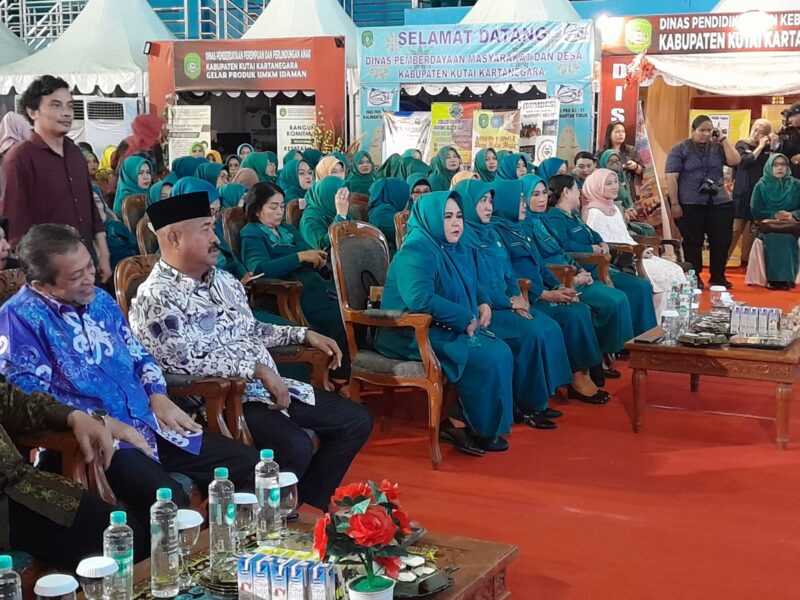 Bupati Kukar, Edi Damansyah mengenakan batik dan peci hitam bersanding dengan Wakil Gubernur Kaltim, Hadi Mulyadi. (Foto: Ist)