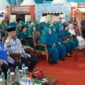 Bupati Kukar, Edi Damansyah mengenakan batik dan peci hitam bersanding dengan Wakil Gubernur Kaltim, Hadi Mulyadi. (Foto: Ist)