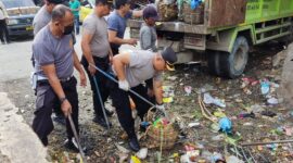 Kapolsek Sungai Kunjang AKBP Made Anwara, SH membersihkan tumpukan berdama warga dan relawan kebersihan. (Foto: Ist)