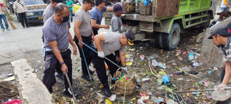 Kapolsek Sungai Kunjang AKBP Made Anwara, SH membersihkan tumpukan berdama warga dan relawan kebersihan. (Foto: Ist)