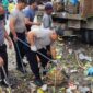 Kapolsek Sungai Kunjang AKBP Made Anwara, SH membersihkan tumpukan berdama warga dan relawan kebersihan. (Foto: Ist)