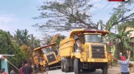 Konvoi truk tambang yang merusak jalan umum di Samarinda. (Foto: Ist)