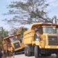 Konvoi truk tambang yang merusak jalan umum di Samarinda. (Foto: Ist)
